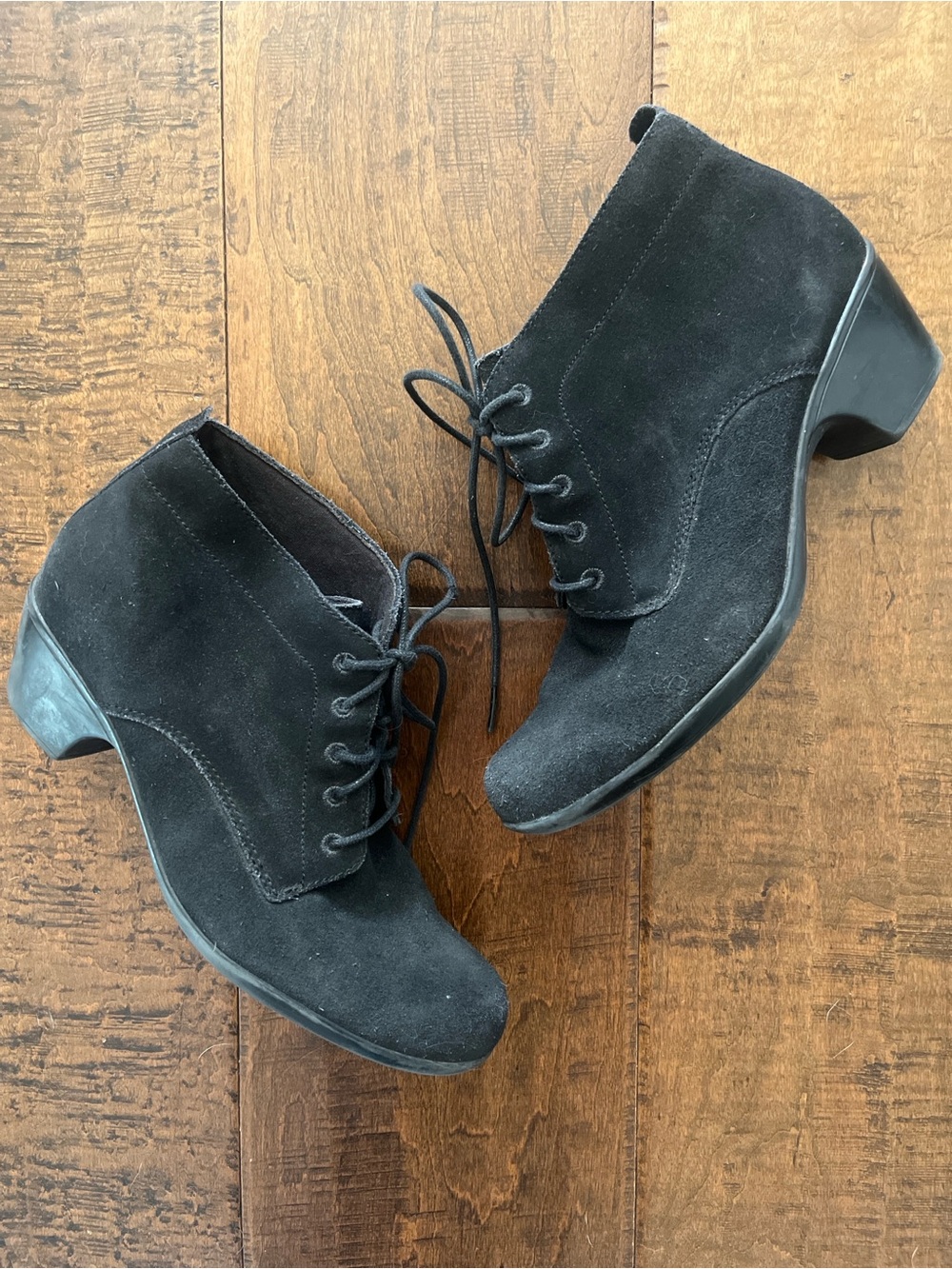Clarks Artisan Leyden Bell black suede vintage style lace-up ankle booties Sz. 9